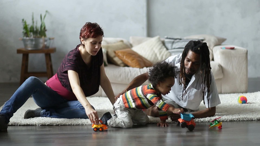 快乐的跨种族家庭与可爱儿子一起玩耍[永远快乐]视频