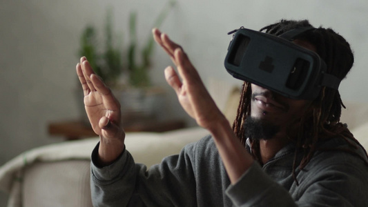 男子佩戴着虚拟现实VR体验视频