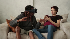 沙发上男士带着VR模拟器13秒视频