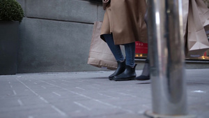 女性穿着高跟鞋沿着街道走14秒视频