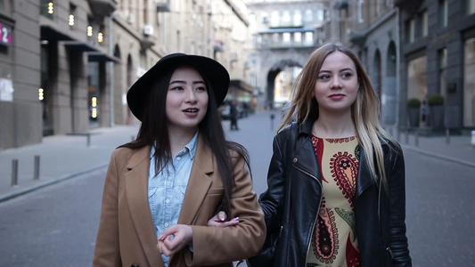 两个美丽的女孩走在街上牵手逛街视频