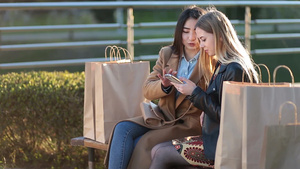 多民族年轻女性用手机在户外网上购物16秒视频
