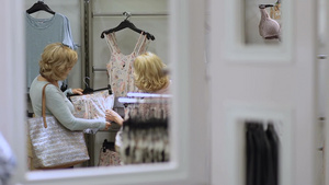 两个漂亮的老年女友在服装店购物9秒视频
