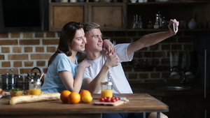 年轻情侣在厨房用智能手机自拍9秒视频