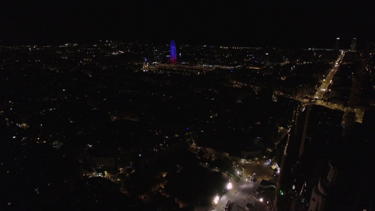 空中拍摄的夜晚巴塞罗那的托雷阿格巴摩天大楼和城市夜景视频