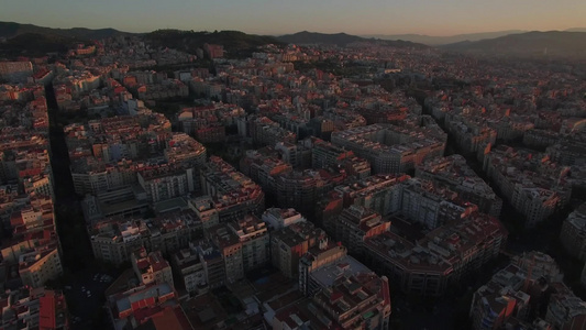 日落时巴塞罗那的空中景色视频