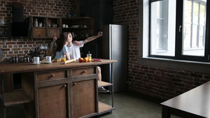 清晨情侣在厨房吃早餐智能手机自拍15秒视频
