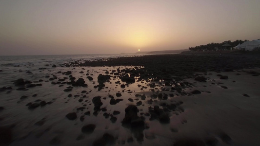 在加那利群岛日落时的海岸上岩石和海浪视频