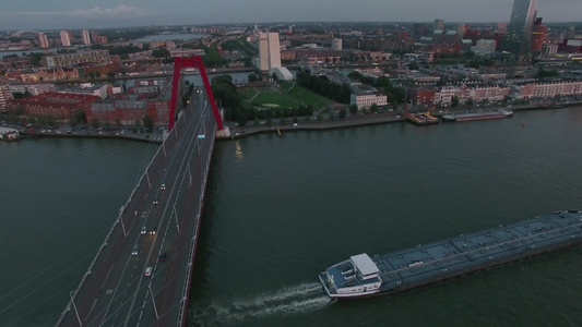 夜色发达城市地标桥梁建筑河流交通视频