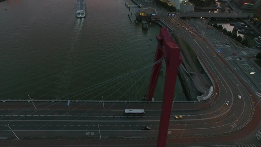 荷兰鹿特丹与威廉和伊拉斯谟河上的桥梁航拍视频