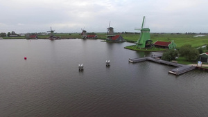 荷兰水边风车和绿色田野的空中景色46秒视频