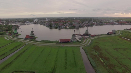 荷兰小镇村庄风车田野河流航拍视频