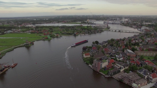 空中拍摄荷兰乡镇绿色田野和船舶航行视频