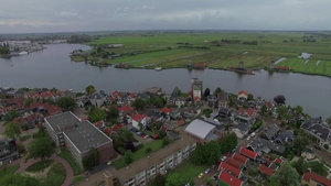 鸟瞰河流流经乡镇与风车和绿色田野59秒视频