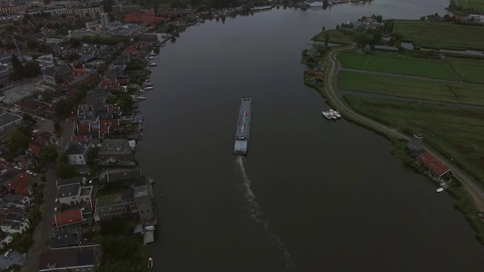 航拍荷兰航空镇的河流和帆船视频