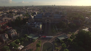 荷兰日落时的国立博物馆艺术广场与池塘全景图43秒视频