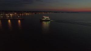 航拍夜间海上旅行后航行到码头的游船40秒视频