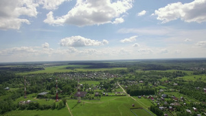 俄罗斯广阔绿地的空中全景32秒视频