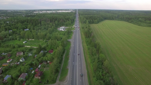 空中拍摄俄罗斯道路树林和田野视频