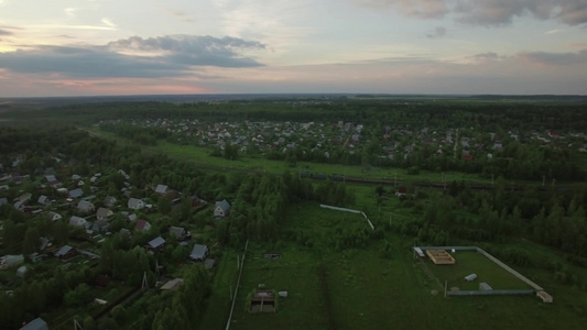 航拍俄罗斯农村达查社区的空中夜景货运火车视频