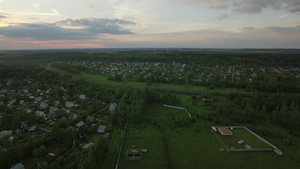 航拍俄罗斯农村达查社区的空中夜景货运火车59秒视频