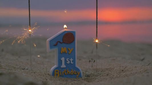 点燃蜡烛庆祝一岁生日[燃成]视频