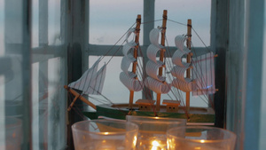 打开户外灯笼的特写镜头里面有蜡烛和船模12秒视频