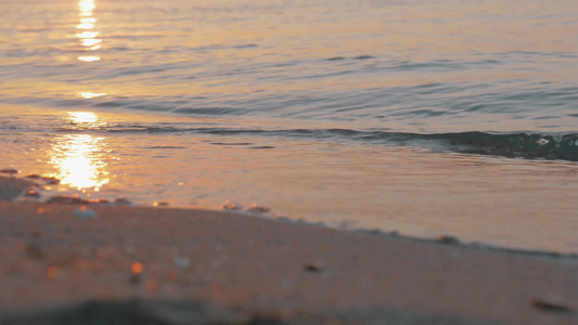 日落时海浪拍打海岸视频