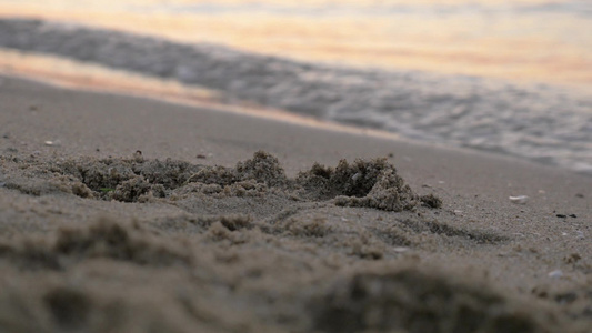 在日落时海浪拍打在海岸上特写镜头[扑打]视频