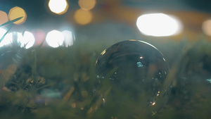 路边的草地上的玻璃球特写镜头27秒视频