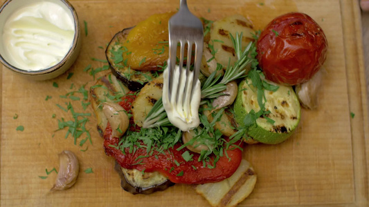 桌上的盘子里放着蔬菜与奶油酱沙拉特写镜头视频