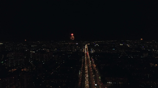 空中拍摄俄罗斯莫斯科的城市夜景与烟花视频