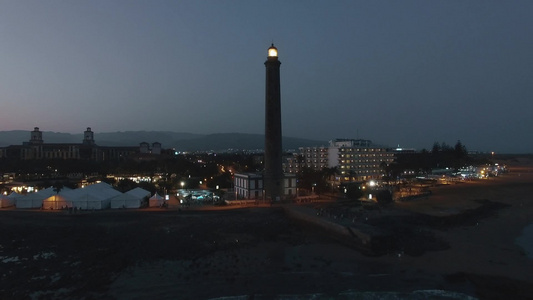 夜晚的海岸与马斯帕洛马斯灯塔视频