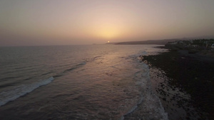 鸟瞰西班牙格兰卡里亚岛在日落时风景如画的岛屿景观30秒视频