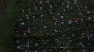 穿越俄罗斯乡村房屋田野上空航拍34秒视频