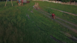男孩沿乡村道路骑自行车11秒视频
