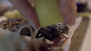 盘子里的烤肉加入柠檬汁14秒视频
