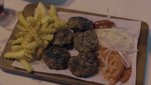 快餐刀叉肉饼炸土豆挤番茄酱视频