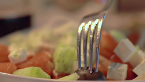 使用刀叉品尝新鲜水果沙拉18秒视频