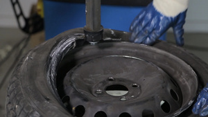 人用特殊工具维修汽车轮胎22秒视频