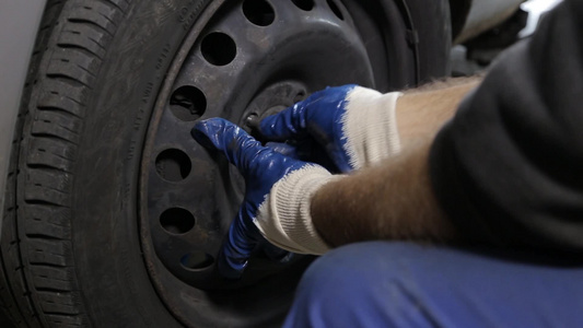 汽车机械师固定车轮换轮胎视频