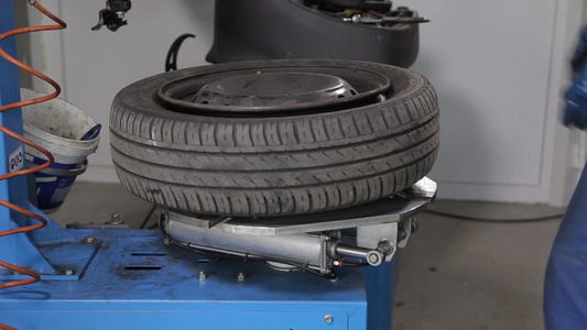 工人维修汽车轮胎[返厂]视频