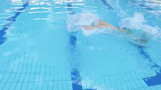 男人在游泳池游泳[游池]视频