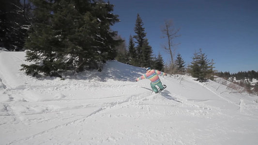 滑雪者表演技巧视频