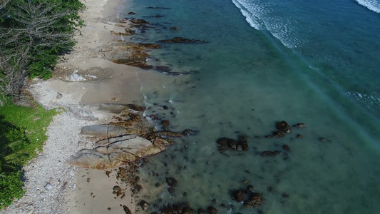 海滩上海浪拍打着岩石视频