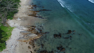 海滩上海浪拍打着岩石24秒视频