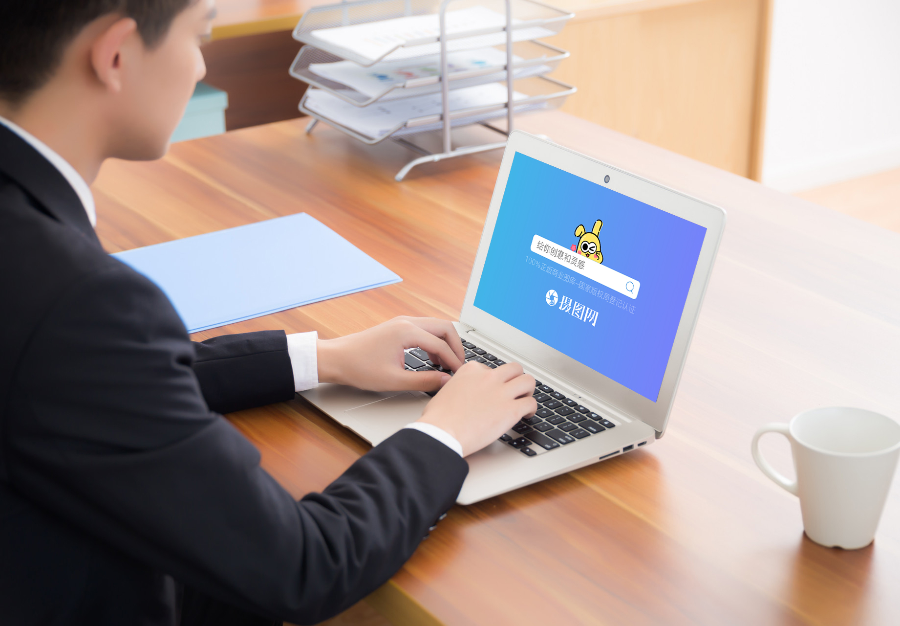 两人拿平板办公海报设计