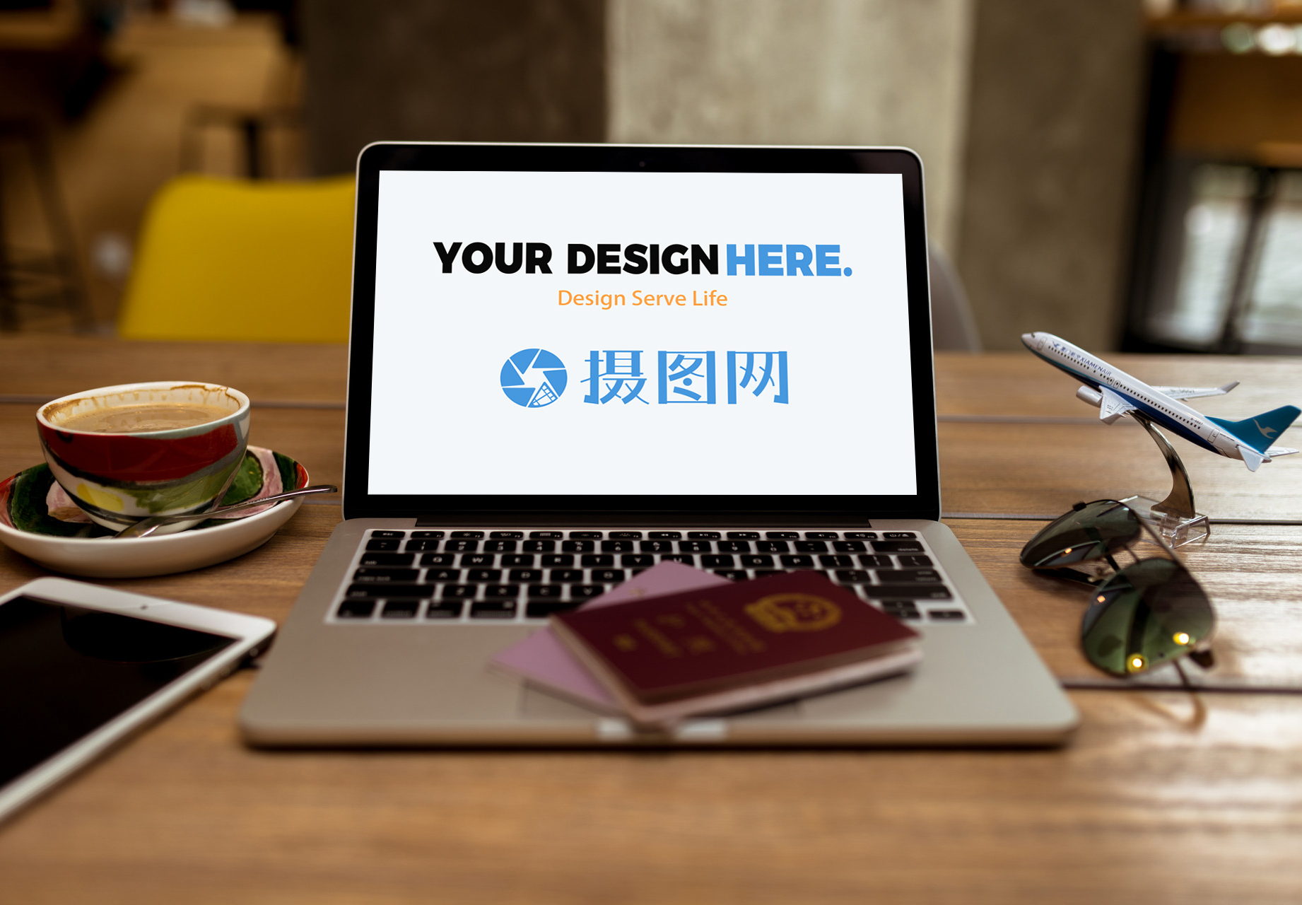 macbook 俯视图旅行社电脑样机场景模板