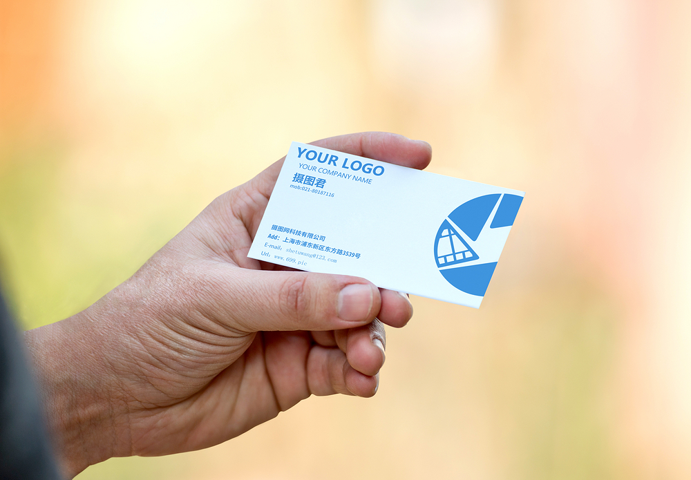 商务女性咖啡馆手持名片手持简约商务名片vi样机模板