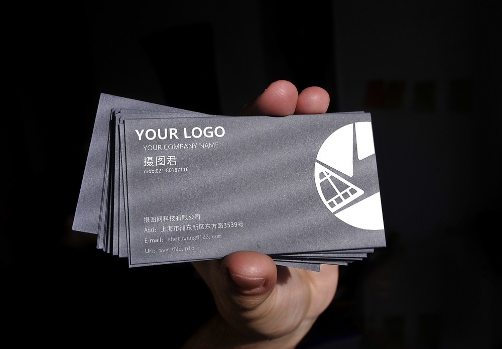 浅灰色金属素材灰色手持简约商务名片vi样机模板